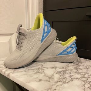 Women’s size 7.5 wide kizik tennis shoes.